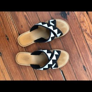 TOMS black and white sandal slides sz 8